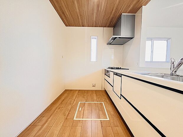 キッチンコンロスペースの近くには、空気の入れ替えが可能な開口部を設置!! お料理をする際には、換気扇を回しながら匂いが籠らない様に開放してお料理もお楽しみ頂けます。