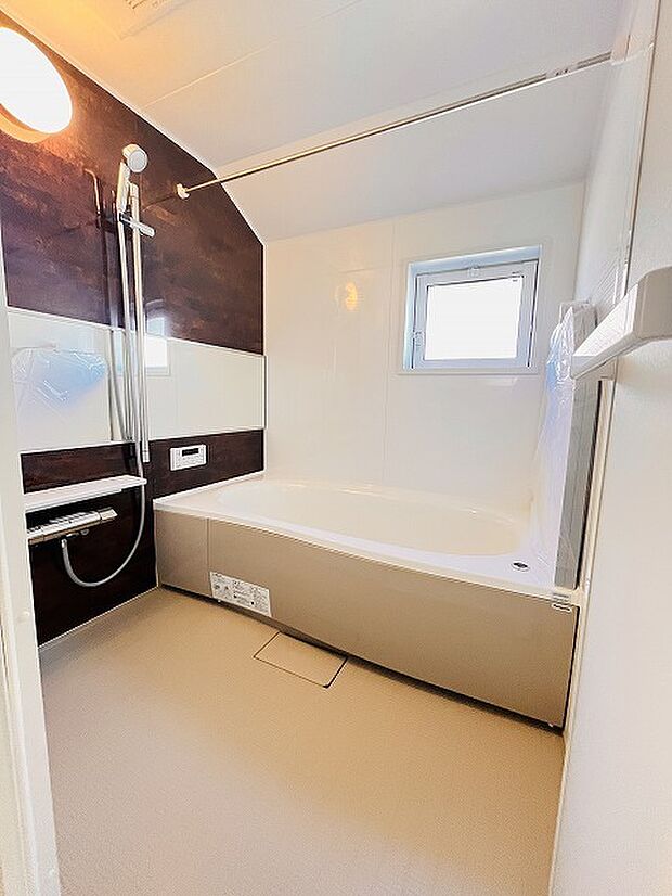 一日の疲れを癒してくれるゆったりとしたバスルームです。