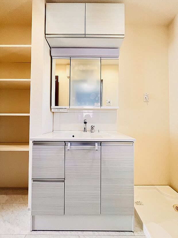 三面鏡に洗面台。 コンセントに照明機能、多機能性を備えた設備です。