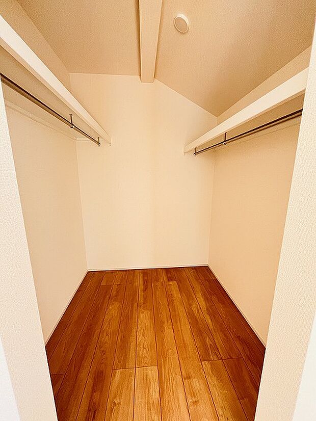 沢山のお洋服などを収納できそうなウォークインクローゼット。