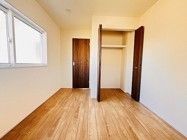 各お部屋に収納が設置されています。