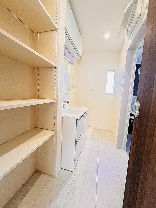 ランドリー横の収納も豊富なお家です。
