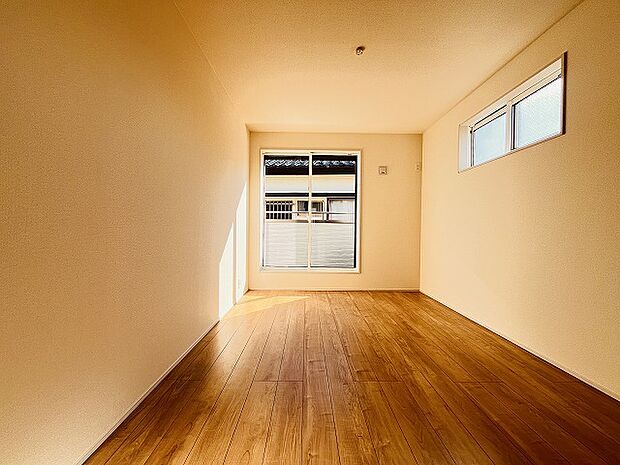 洋室はモダンなデザインと機能性を備え、快適な生活空間に。明るい窓から差し込む自然光が広々とした空間をさらに明るく開放的に感じさせます。