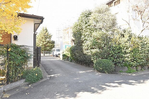 安心して暮らすことのできる住宅街。 住宅地の道路は一般に交通量が少なく車などの騒音が少ないため、住民にとって静かな生活環境が提供されます。