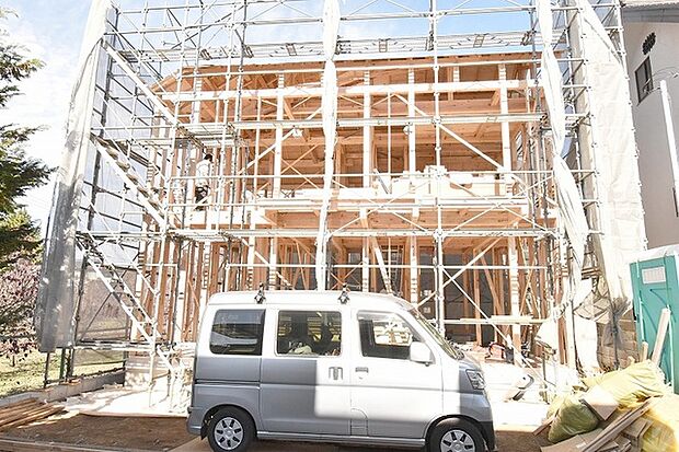 現在建物を建築中です、建築中の物件については現地確認の他、同施工会社の完成施工例のご案内、担当者のプレゼンテーションにてご検討ください。適切なご検討の方法をご説明させて頂きます。