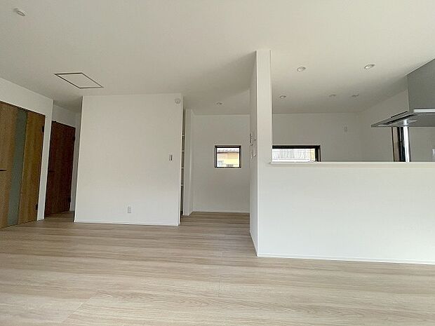 家族の集まるリビングは気持ちの良い自然光が差し込む団欒空間。室内のご見学予約も随時、受付中ですのでお気軽にお問合せください。 