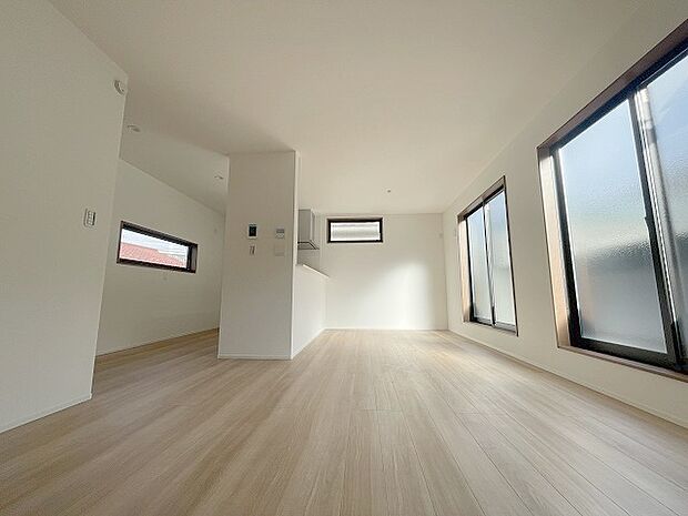 実際に室内をご見学頂くと生活のイメージが広がると思います。家具を置いたイメージや窓からの景色など。周辺で販売に出している物件も一緒にまとめてご見学頂き、比較する事もできます。