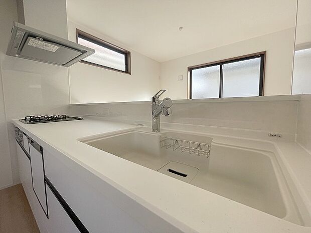 お料理をしながらリビングの家族やゲストとの会話が楽しめるカウンタータイプのキッチン。毎日のお料理を楽しく快適に。 