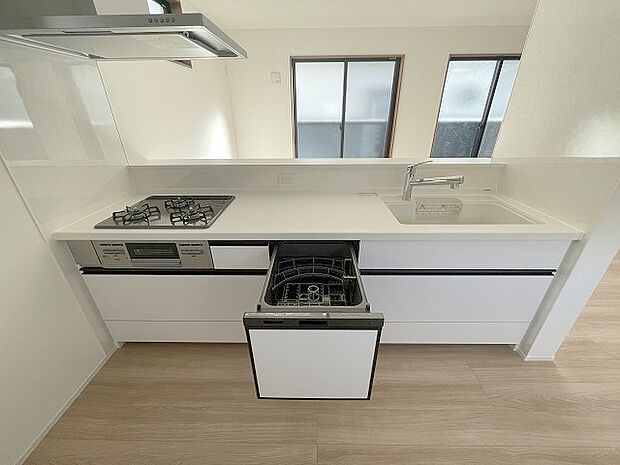 毎日の家事をサポートしてくれる食洗器も標準に装備。ちょっと嬉しい設備です 