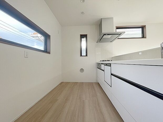 キッチンコンロスペースの近くには、空気の入れ替えが可能な開口部を設置！！ お料理をする際には、換気扇を回しながら匂いが籠らない様に開放してお料理もお楽しみ頂けます。 