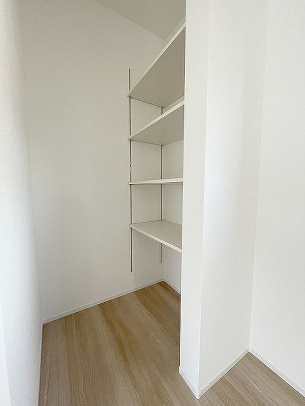 各所に効率的に配置された収納スペースがあり、日常のモノをすっきりと収納できます。 