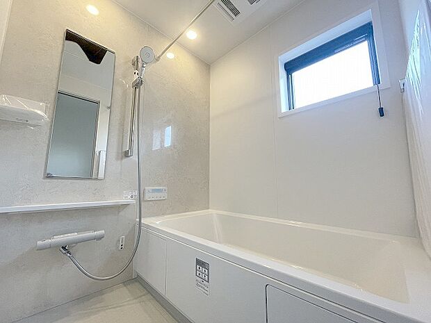 浴室乾燥機の他にも開口部のある浴室スペース。 お風呂上がりの湿気も、窓を開けておくことで改善可能。 お湯につかりながら、ちょっとした露天気分？ 