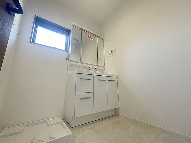 使いやすいタイプの洗面化粧台のあるランドリースペース 