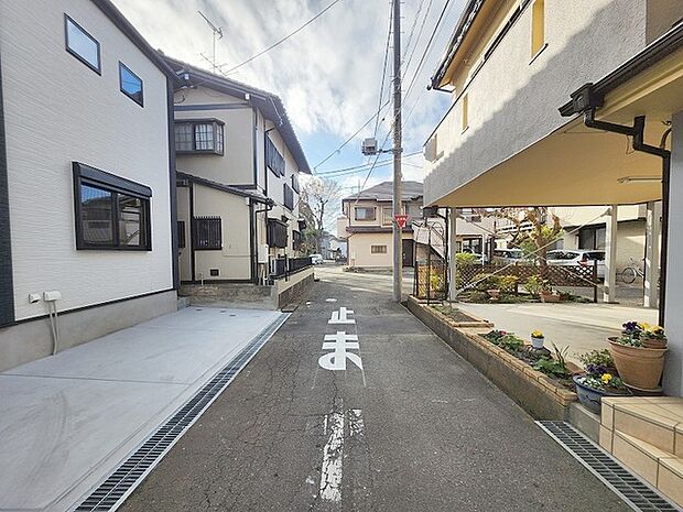 安心して暮らすことのできる住宅街。　住宅地の道路は一般に交通量が少なく車などの騒音が少ないため、住民にとって静かな生活環境が提供されます。 