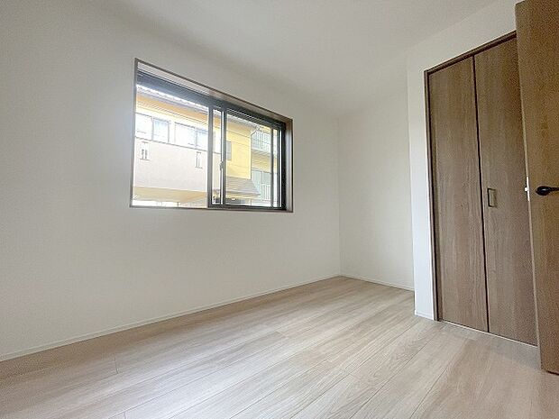 洋室はモダンなデザインと機能性を備え、快適な生活空間に。明るい窓から差し込む自然光が広々とした空間をさらに明るく開放的に感じさせます。  