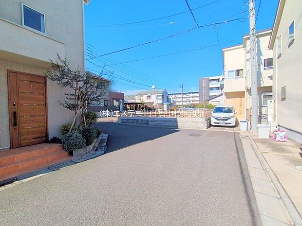 安心して暮らすことのできる住宅街。　住宅地の道路は一般に交通量が少なく車などの騒音が少ないため、住民にとって静かな生活環境が提供されます。 
