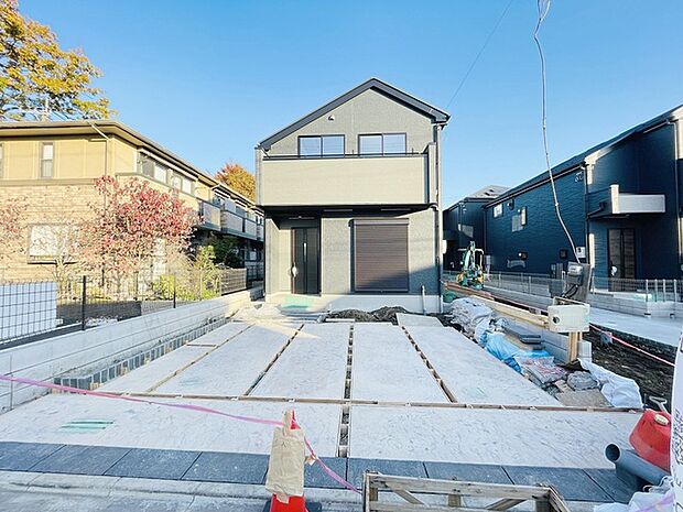 周辺の街並みの中で適度な主張、生活に溶け込むシンプルなデザインの外観が魅力の一戸建です。 