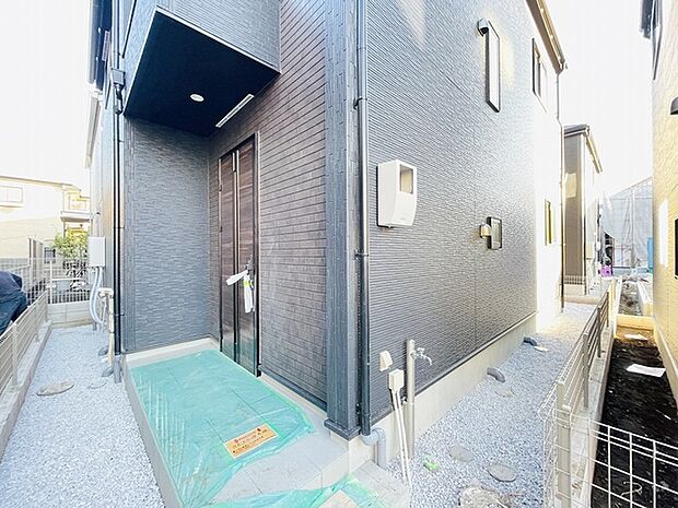 周辺の街並みの中で適度な主張、生活に溶け込むシンプルなデザインの外観が魅力の一戸建です。