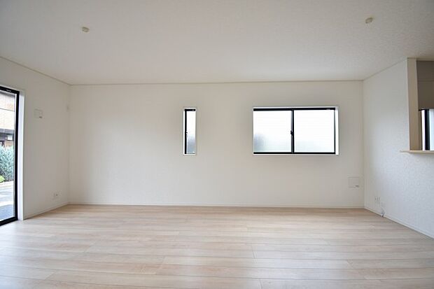 家族の集まるリビングは気持ちの良い自然光が差し込む団欒空間。室内のご見学予約も随時、受付中ですのでお気軽にお問合せください。 