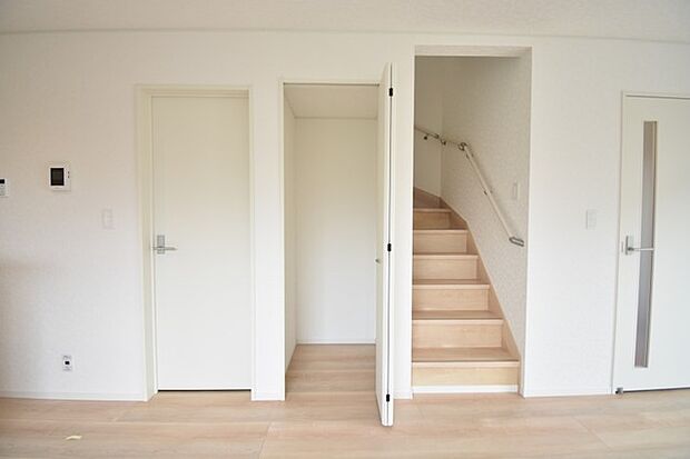 リビングの真ん中に階段がある人気のリビング階段。自然と家族のコミュニケーションが増えます。 