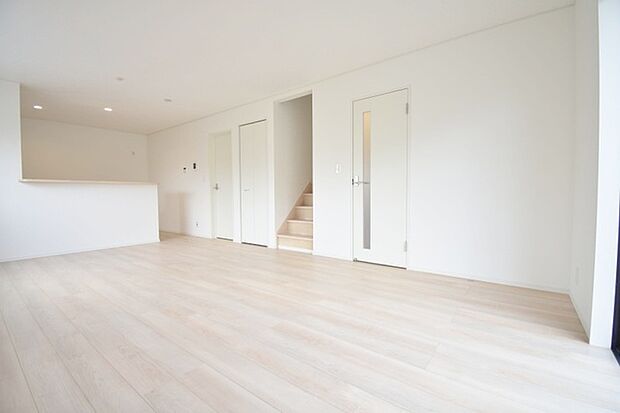 家族が食事するダイニングスペースをキッチンから見渡せる設計に。お料理をしながら家族とのコミュニケーションが増えそうな予感。