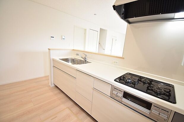 お料理をしながらリビングの家族やゲストとの会話が楽しめるカウンタータイプのキッチン。毎日のお料理を楽しく快適に。