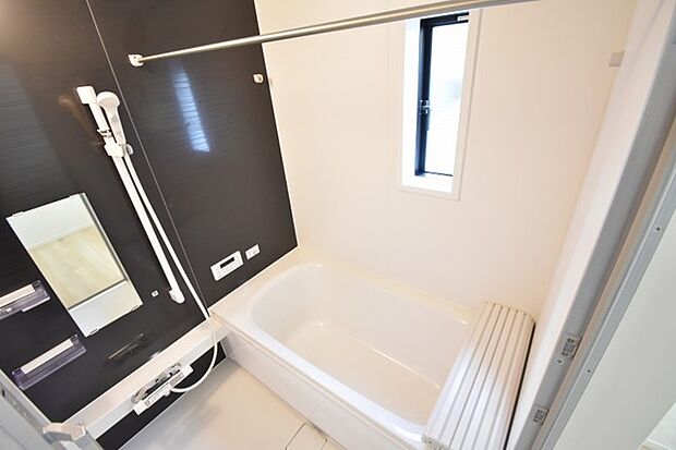 浴室乾燥機の他にも開口部のある浴室スペース。 お風呂上がりの湿気も、窓を開けておくことで改善可能。 お湯につかりながら、ちょっとした露天気分?