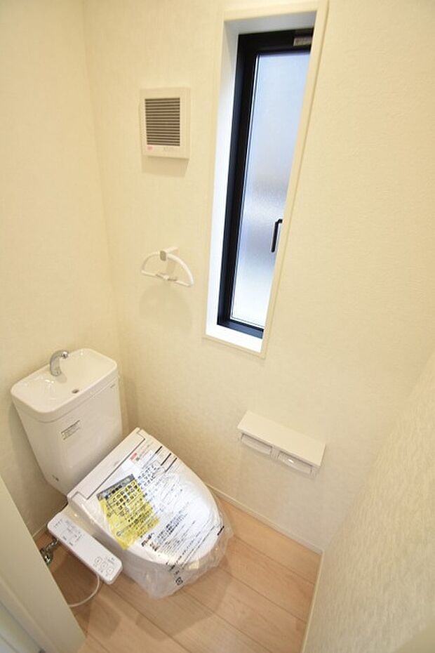 1階トイレ。ウォシュレット機能を標準装備。 