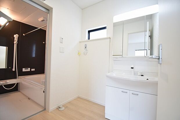 三面鏡に洗面台。 コンセントに照明機能、多機能性を備えた設備です。  