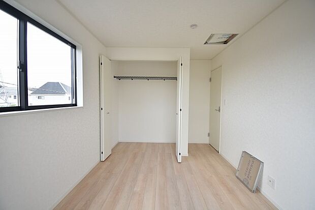豊富な収納スペースもこの物件の特長の一つ。各所に収納が完備されており、生活をスッキリと整えることができます。 