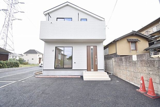 周辺の街並みの中で適度な主張、生活に溶け込むシンプルなデザインの外観が魅力の一戸建です。 