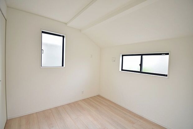 勾配天井の2階のお部屋。この勾配の角度がお洒落な雰囲気を感じさせてくれます。 