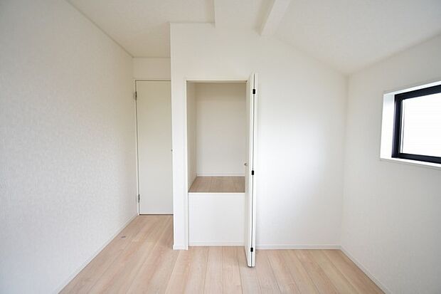 洋室はモダンなデザインと機能性を備え、快適な生活空間に。明るい窓から差し込む自然光が広々とした空間をさらに明るく開放的に感じさせます。  