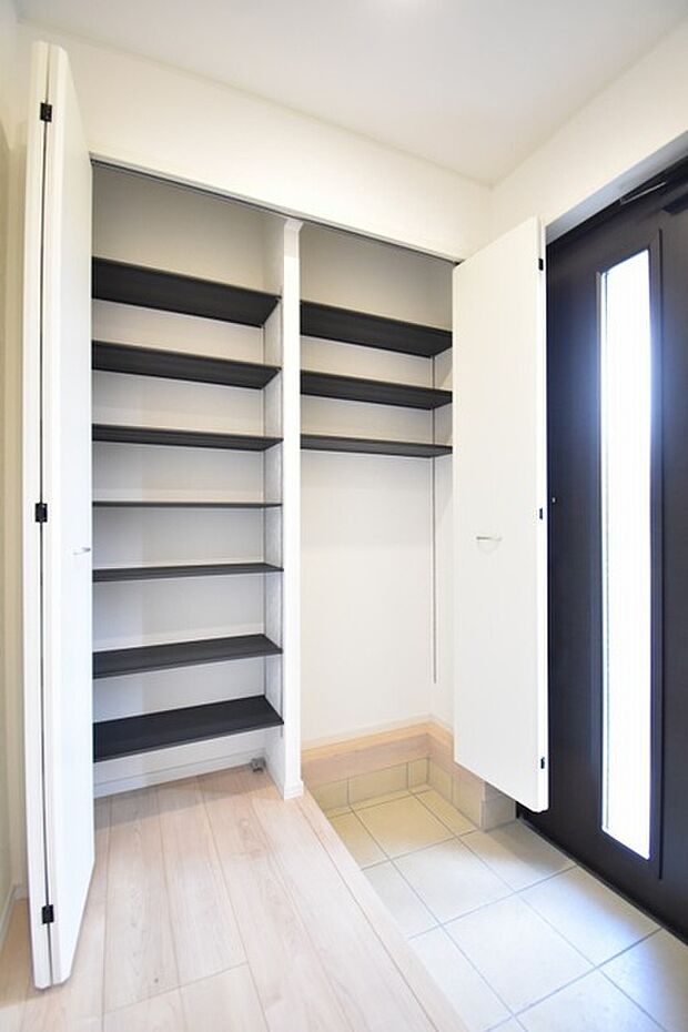 コンパクトながらも、使い勝手の良い玄関スペース。明るいデザインと、収納スペースを効果的に配置することで、使い勝手を最大限に引き出しています。