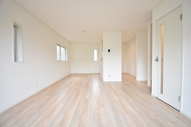 家族の集まるリビングは気持ちの良い自然光が差し込む団欒空間。室内のご見学予約も随時、受付中ですのでお気軽にお問合せください。