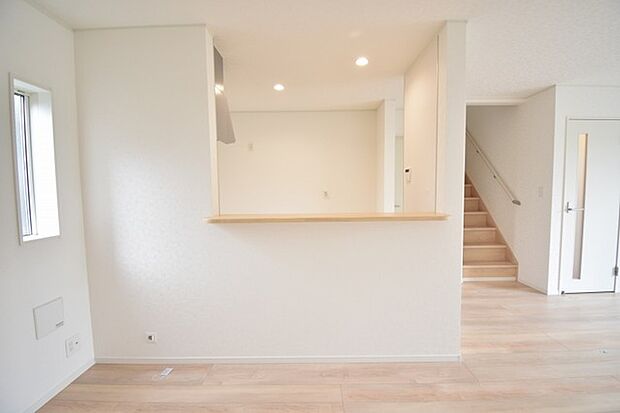 実際に室内をご見学頂くと生活のイメージが広がると思います。家具を置いたイメージや窓からの景色など。周辺で販売に出している物件も一緒にまとめてご見学頂き、比較する事もできます。