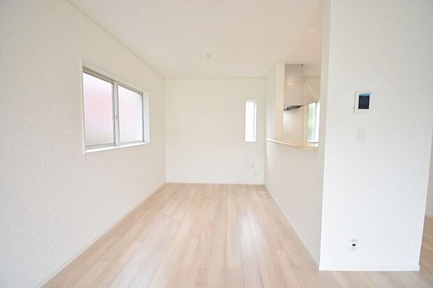 家族が食事するダイニングスペースをキッチンから見渡せる設計に。お料理をしながら家族とのコミュニケーションが増えそうな予感。 