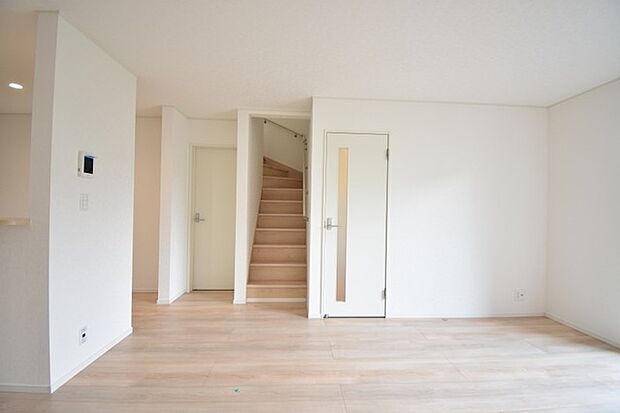 リビングの真ん中に階段がある人気のリビング階段。自然と家族のコミュニケーションが増えます。 