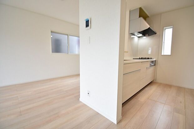 カウンターキッチンならではの開放的な見通し、全体が見渡せることでご家族の団欒スペースもより明るく笑顔が溢れる空間となります。