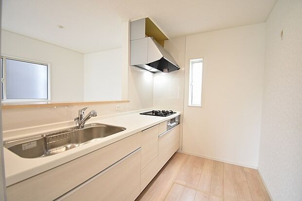 キッチンコンロスペースの近くには、空気の入れ替えが可能な開口部を設置!! お料理をする際には、換気扇を回しながら匂いが籠らない様に開放してお料理もお楽しみ頂けます。