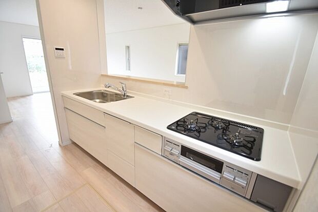 お料理をしながらリビングの家族やゲストとの会話が楽しめるカウンタータイプのキッチン。毎日のお料理を楽しく快適に。