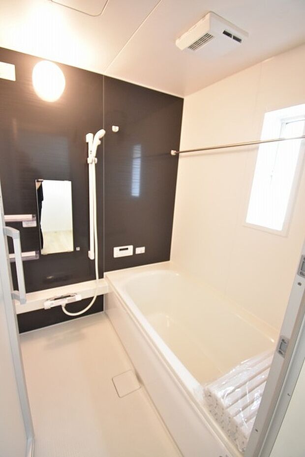 一日の疲れを癒してくれるゆったりとしたバスルームです。 