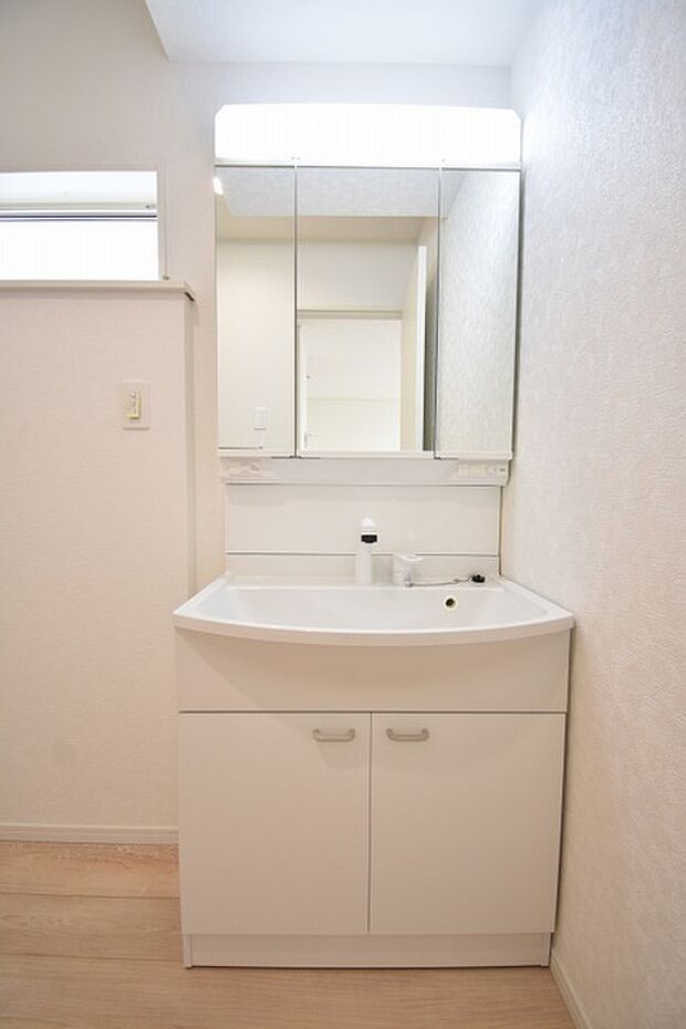 三面鏡に洗面台。 コンセントに照明機能、多機能性を備えた設備です。