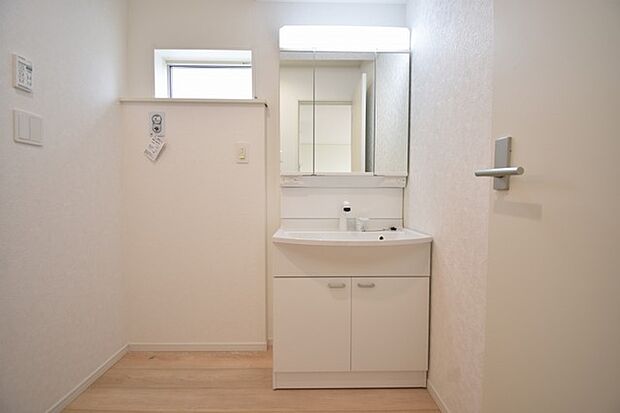 使いやすいタイプの洗面化粧台のあるランドリースペース 