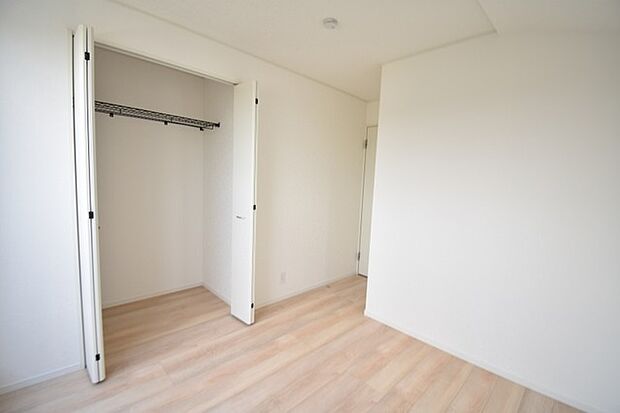 豊富な収納スペースもこの物件の特長の一つ。各所に収納が完備されており、生活をスッキリと整えることができます。 