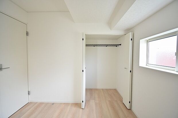 各所に効率的に配置された収納スペースがあり、日常のモノをすっきりと収納できます。 