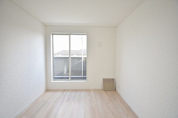 洋室はモダンなデザインと機能性を備え、快適な生活空間に。明るい窓から差し込む自然光が広々とした空間をさらに明るく開放的に感じさせます。