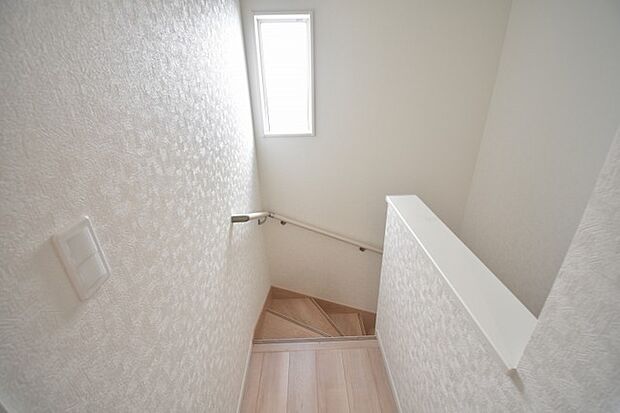 実際に室内をご見学頂くと生活のイメージが広がると思います。家具を置いたイメージや窓からの景色など。周辺で販売に出している物件も一緒にまとめてご見学頂き、比較する事もできます。