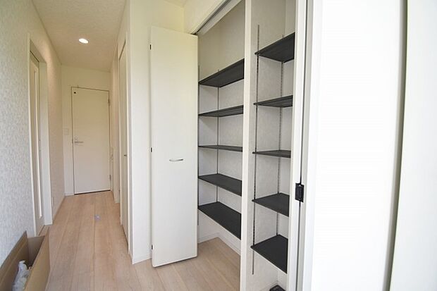 コンパクトながらも、使い勝手の良い玄関スペース。明るいデザインと、収納スペースを効果的に配置することで、使い勝手を最大限に引き出しています。 