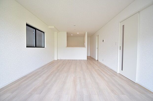 家族が食事するダイニングスペースをキッチンから見渡せる設計に。お料理をしながら家族とのコミュニケーションが増えそうな予感。 